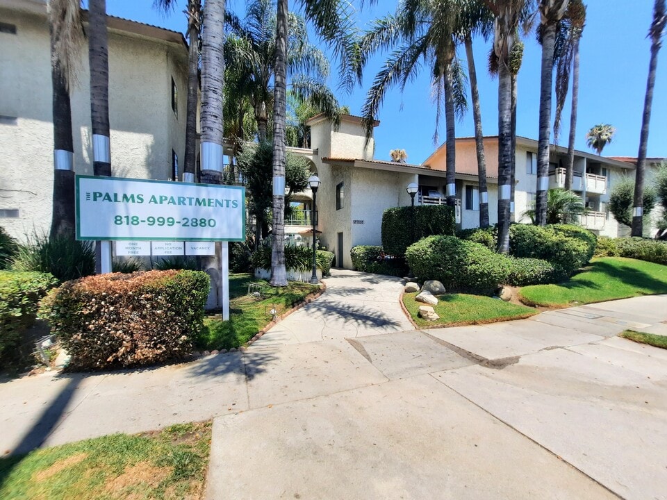 The Palms Apartments in Canoga Park, CA - Building Photo