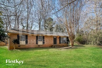 1905 Burfordi Dr SW in Marietta, GA - Foto de edificio - Building Photo