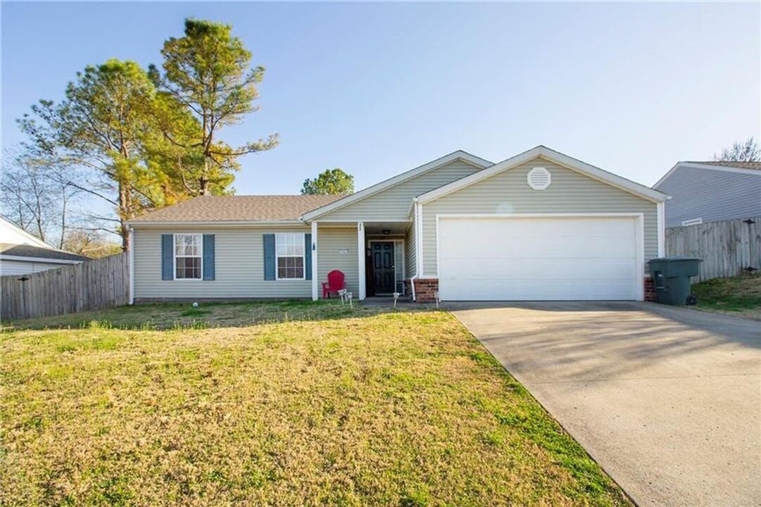 3045 W Essex Dr in Fayetteville, AR - Building Photo