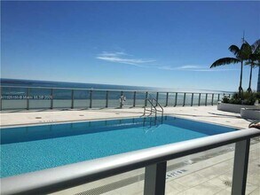 1300 Brickell Bay Dr, Unit 3003 in Miami, FL - Building Photo - Building Photo