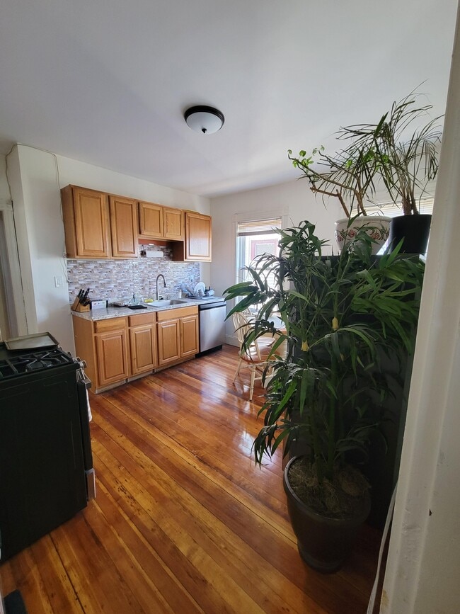 32 Juliette St, Unit 2 in Boston, MA - Foto de edificio - Building Photo