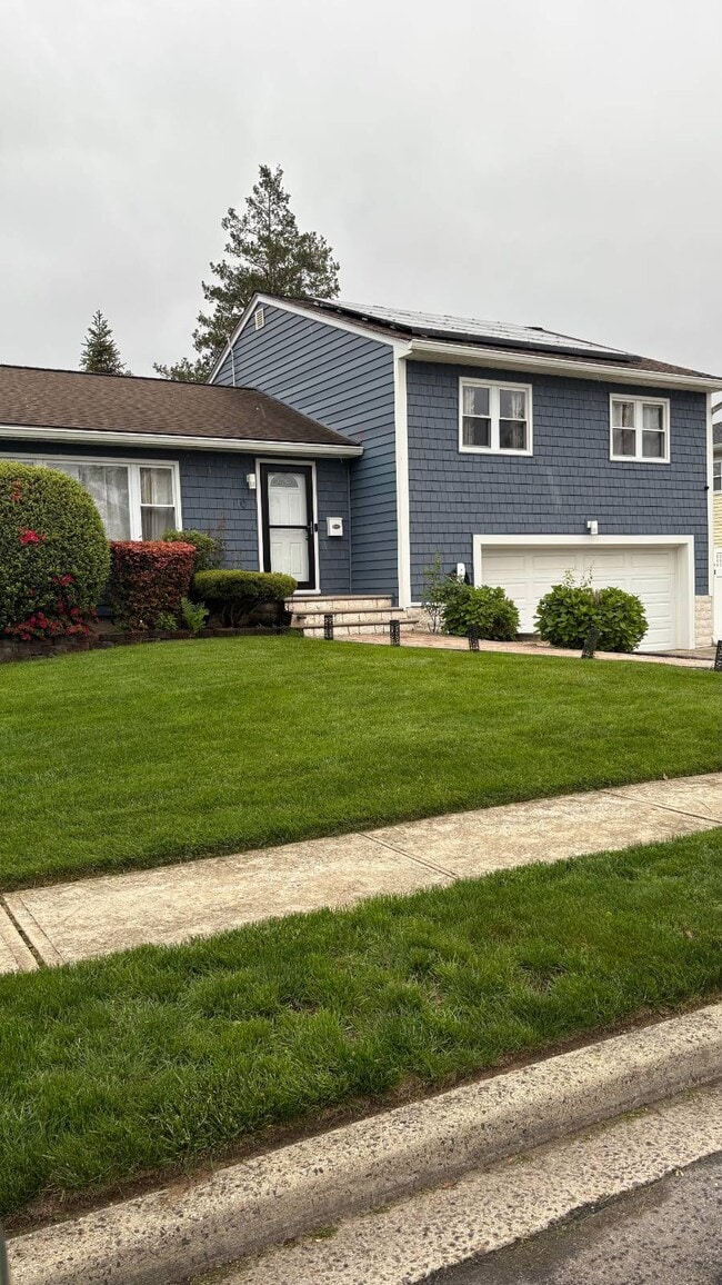 10 Cranberry Ln in Plainview, NY - Building Photo - Building Photo