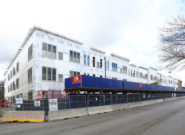 5525 W Diversey Ave in Chicago, IL - Foto de edificio - Building Photo