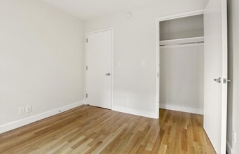 210 W 15th St in New York, NY - Building Photo - Building Photo