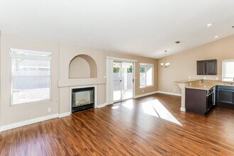 925 Sunnyfield Way in Henderson, NV - Foto de edificio - Building Photo