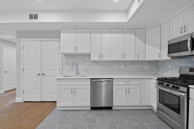 311-315 West Side Ave, Unit 103 in Jersey City, NJ - Foto de edificio - Building Photo