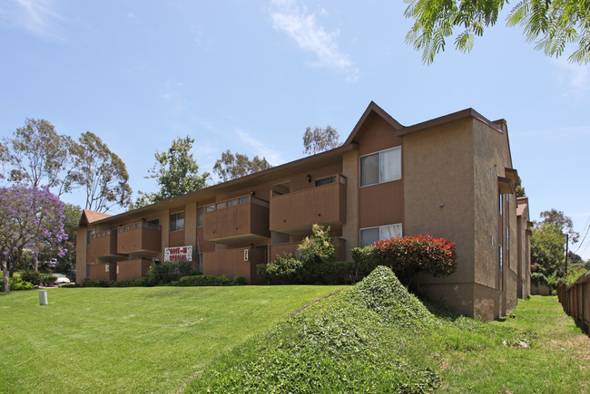 Towne & Country Apartments photo'