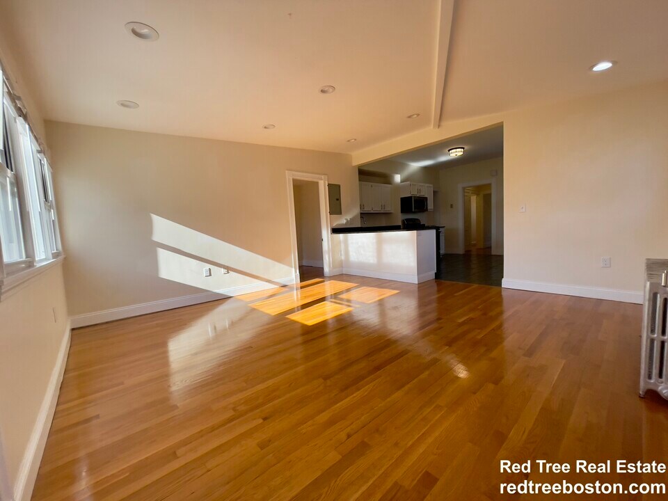 2572 Massachusetts Ave, Unit 2 in Cambridge, MA - Building Photo