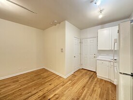 931 W Dakin St, Unit J09P in Chicago, IL - Building Photo