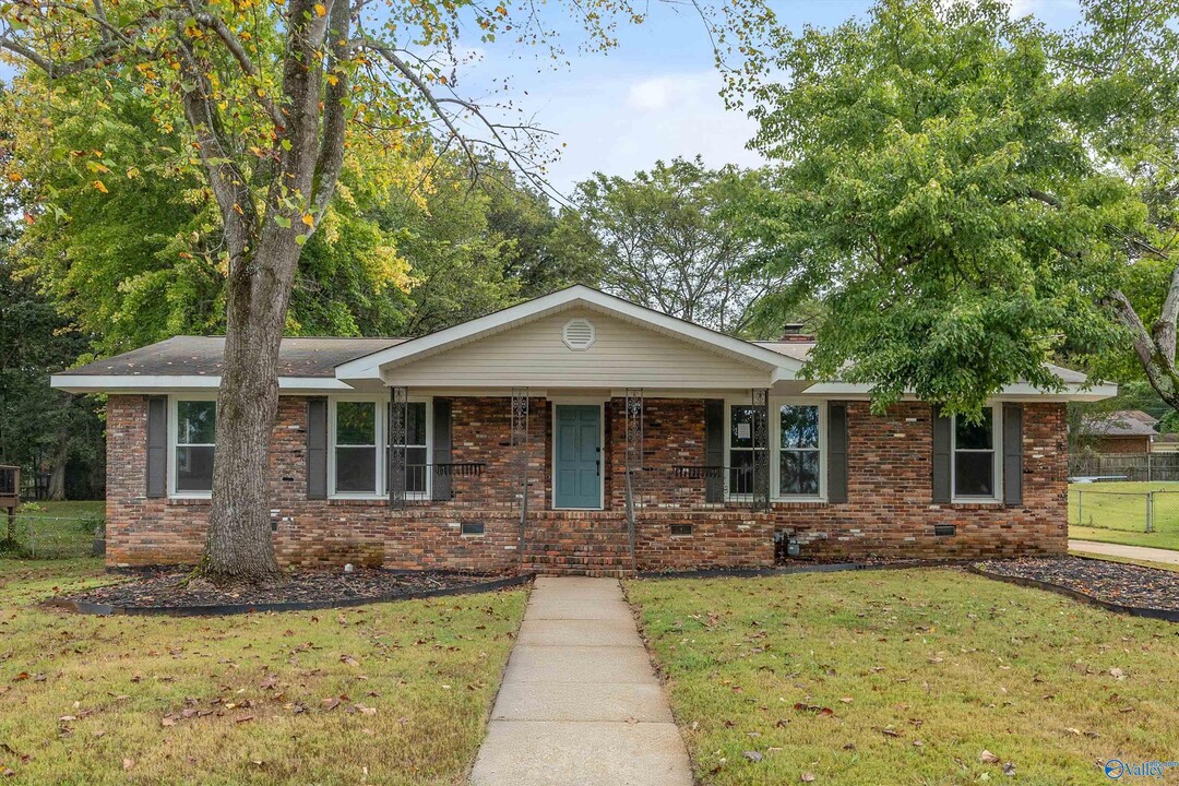 329 Pawnee Trail SE in Huntsville, AL - Building Photo
