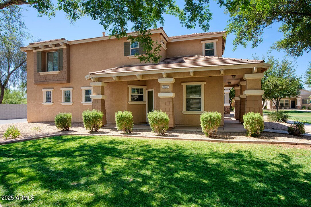 1552 S Roadrunner Dr in Gilbert, AZ - Foto de edificio
