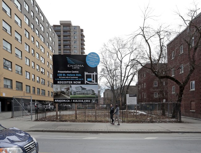 Eighty One Wellesley in Toronto, ON - Building Photo - Building Photo