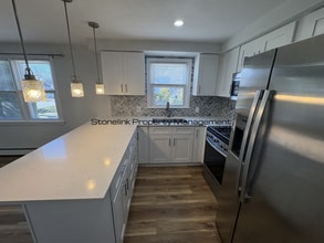 321 Budlong Rd in Cranston, RI - Building Photo - Building Photo