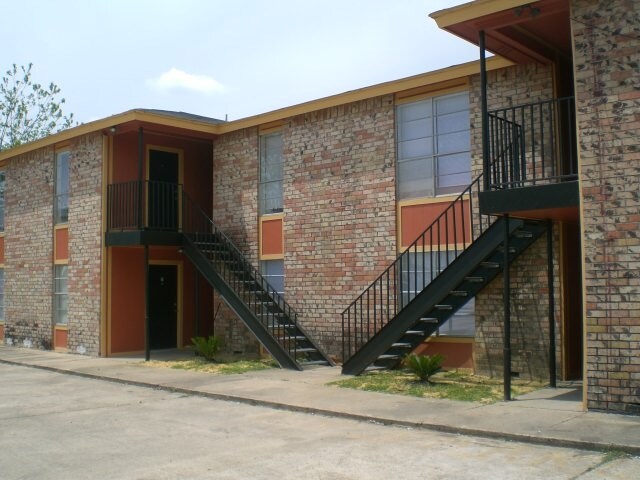 Farrah Village in Beaumont, TX - Building Photo