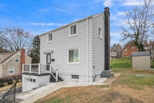 1209 Cloverfield Dr in Pittsburgh, PA - Building Photo