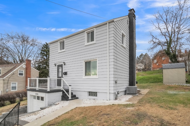 1209 Cloverfield Dr in Pittsburgh, PA - Foto de edificio - Building Photo