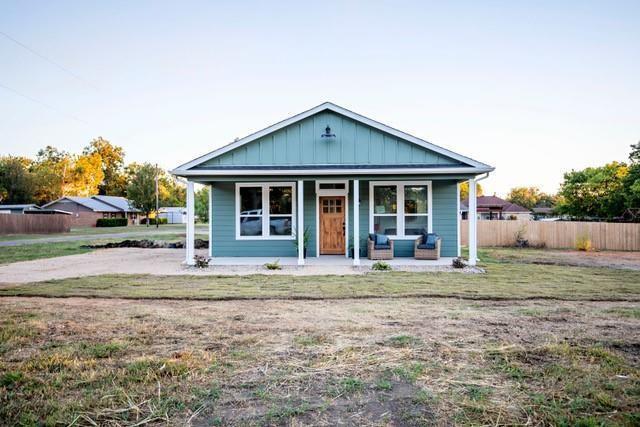 804 Walnut St in Honey Grove, TX - Building Photo