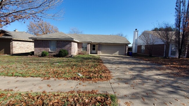 6824 Lyndale Dr in Watauga, TX - Foto de edificio - Building Photo