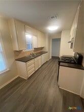 1610 Travis Ave in Victoria, TX - Building Photo - Building Photo