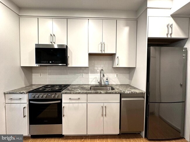 property at 922 N Cleveland St