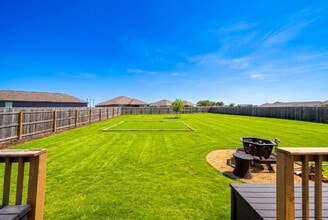 401 Alta Vis Ter in Seguin, TX - Foto de edificio - Building Photo