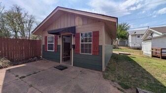 317 W Dill St in Shawnee, OK - Building Photo