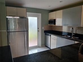 5950 Del Lago Cir in Sunrise, FL - Building Photo - Building Photo