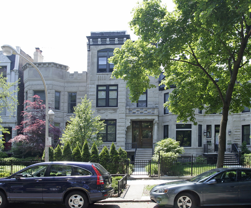 2528 N Burling St in Chicago, IL - Foto de edificio