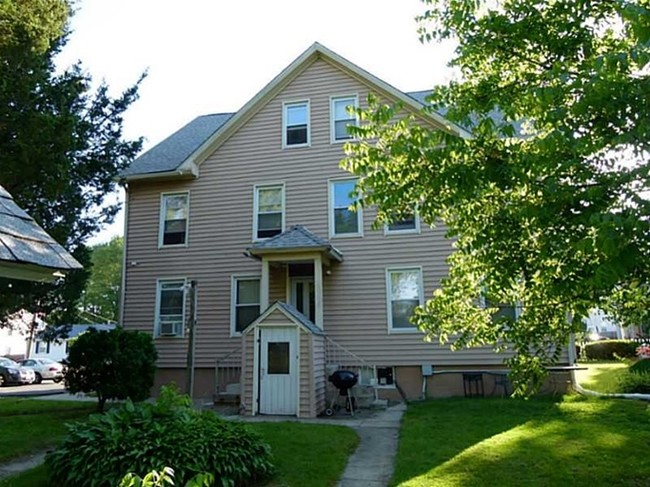 22 Eastman St in Warwick, RI - Foto de edificio - Building Photo