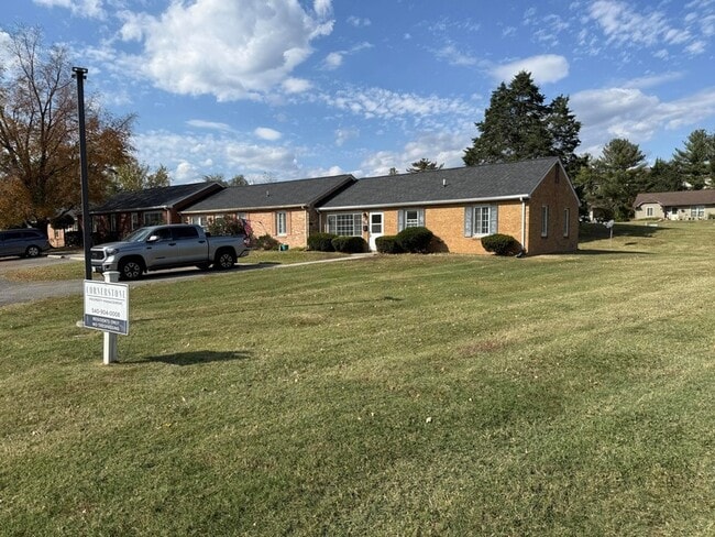 1101 Lakeview Pl in Hollins, VA - Building Photo - Building Photo