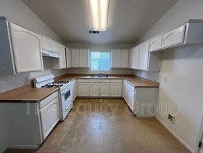 1424 Cottage Pl in Porterville, CA - Building Photo - Building Photo