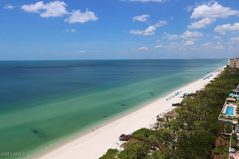 8231 Bay Colony Dr in Naples, FL - Foto de edificio