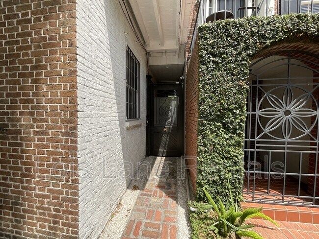 22 Wentworth St in Charleston, SC - Foto de edificio - Building Photo