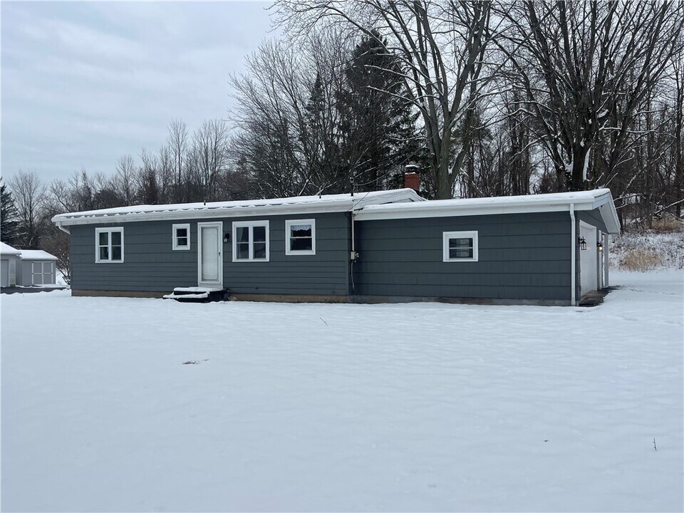 4292 Clover St in Honeoye Falls, NY - Building Photo