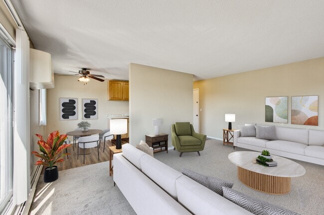 Northtown Village Apartments in Spring Lake Park, MN - Foto de edificio - Building Photo