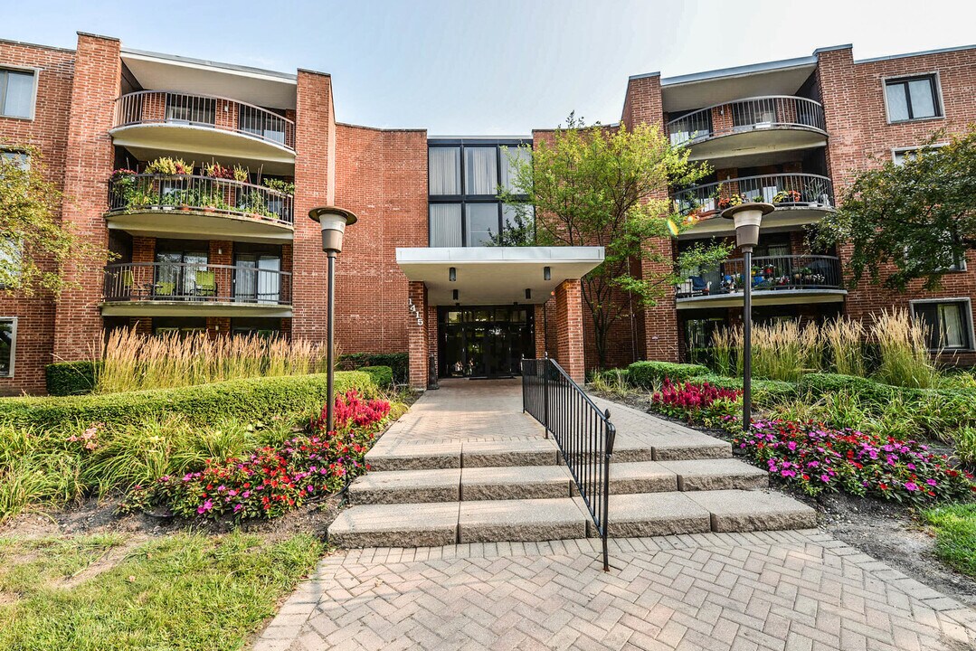 1415 E Central Rd in Arlington Heights, IL - Building Photo