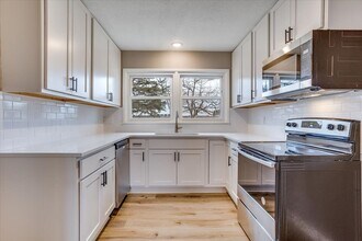 527 W 6th St in Haysville, KS - Building Photo - Building Photo