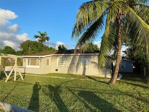 12531 E Golf Dr-Unit -1 in Miami, FL - Building Photo - Building Photo