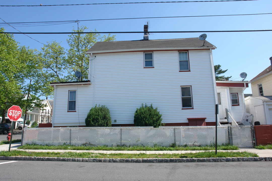 204 Gordon St in Perth Amboy, NJ - Building Photo