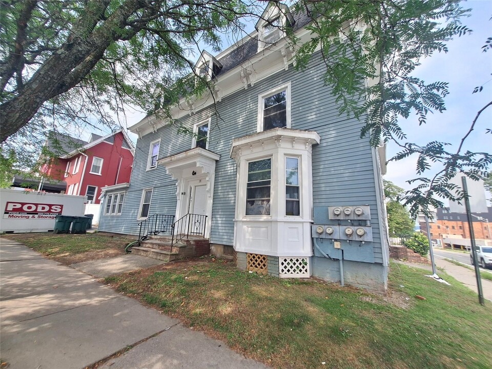 37 S Hamilton St in Poughkeepsie, NY - Building Photo