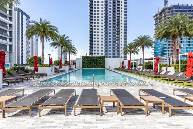 Bezel Miami Worldcenter in Miami, FL - Foto de edificio - Building Photo