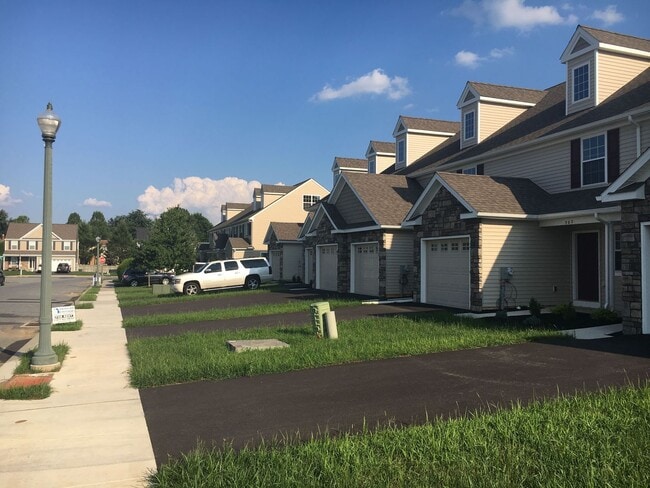 305 Lakeside Crossing in Mount Joy, PA - Building Photo - Building Photo