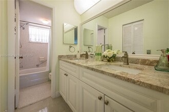 6700 Royal Palm Blvd in Margate, FL - Foto de edificio - Building Photo