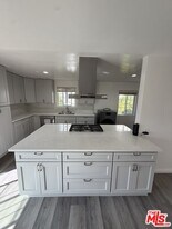 758 S Windsor Blvd in Los Angeles, CA - Building Photo