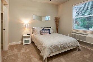 Webster Ridge Apartments in Gladstone, OR - Foto de edificio - Building Photo