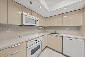 2501 Brickell Ave in Miami, FL - Building Photo - Building Photo