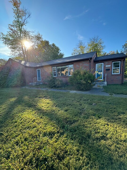 1403 W Hendrickson St in Marion, IL - Building Photo