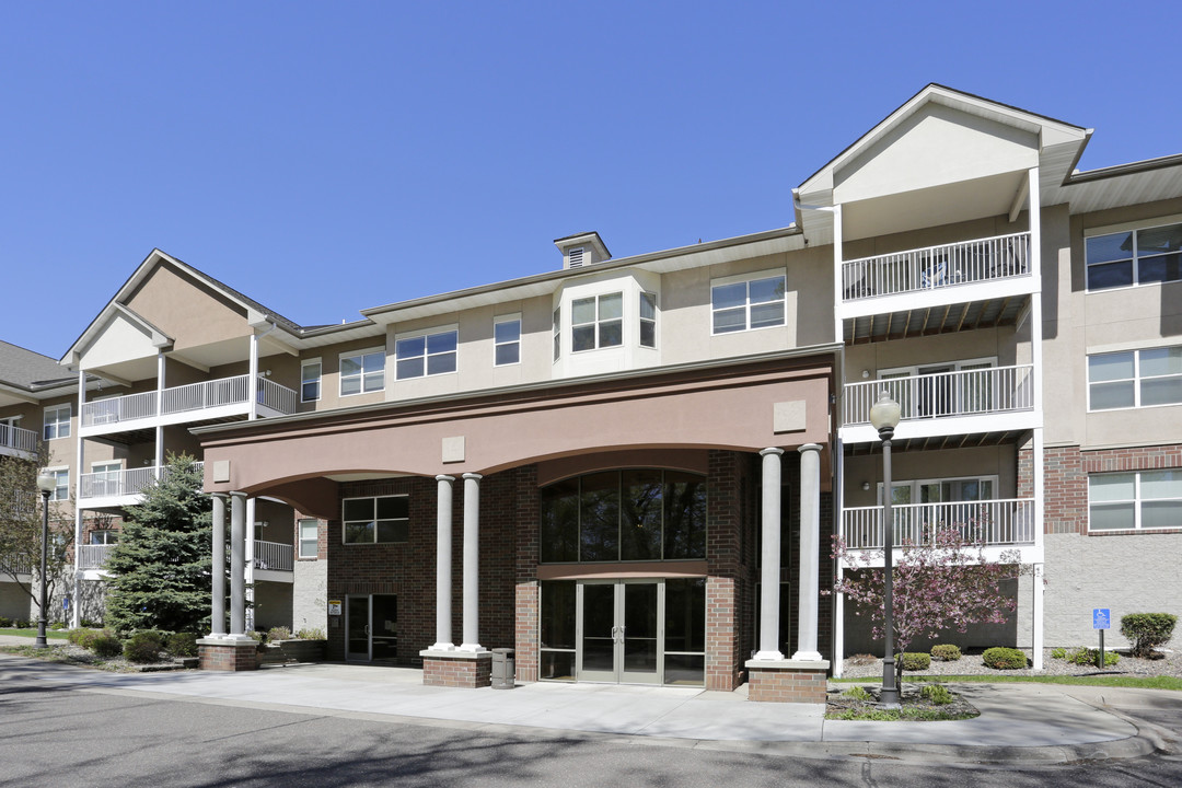 Cedrics Landing in Oakdale, MN - Building Photo