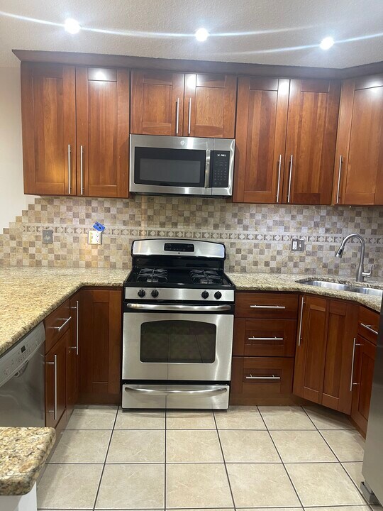 8970 N Parkside Ave, Unit 404 in Des Plaines, IL - Foto de edificio