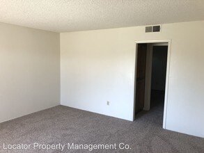 2804 N Half Moon Dr in Bakersfield, CA - Building Photo - Building Photo